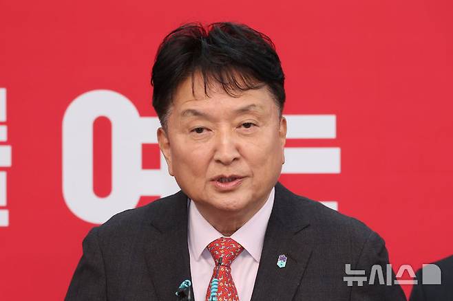 [서울=뉴시스] 김금보 기자 = 6.3 지방선거 충청북도 도지사 재선에 도전하는 김영환 현 지사가 11일 오전 서울 여의도 국민의힘 중앙당사에서 제9회 전국동시지방선거 공천 면접 심사를 마친 후 취재진 질문에 답변을 하고 있다. 2026.03.11. kgb@newsis.com