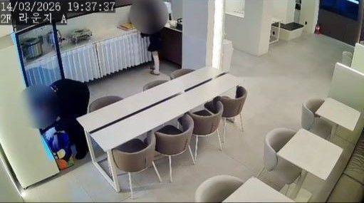 [서울=뉴시스] 서울의 한 호텔에서 한 남성이 대형 쇼핑백을 가져와 무료로 제공되는 물과 음료를 쓸어 담는 장면. 사진 스레드 캡처