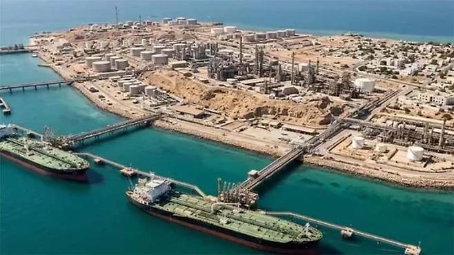 [서울=뉴시스]이란 석유수출기지 하르그섬. 호르무즈 해협에 자리하고 있다. (출처=락샤-아니르베다닷컴)2026.3.14.  *재판매 및 DB 금지