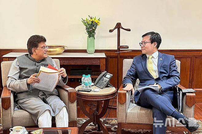 [세종=뉴시스]여한구 산업통상부 통상교섭본부장은13일(현지시간) 인도 델리에서 피유쉬 고얄(Piyush Goyal) 인도 상공부 장관을 비롯한 양국 정부대표단이 참석한 가운데 열린 한-인도 통상장관 회담에서 무역·투자 협력 심화 방안을 논의했다.(사진=산업부 제공)