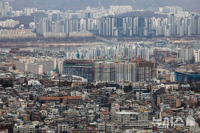 [서울=뉴시스] 정병혁 기자 = 24일 서울 중구 남산에서 서울시내 아파트가 보이고 있다. 2026.02.24. jhope@newsis.com