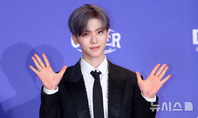 [서울=뉴시스] 김혜진 기자 = 그룹 엔시티 드림(NCT DREAM) 재민이 14일 오전 서울 송파구 롯데시네마 월드타워에서 열린 다섯 번째 정규앨범 'Go Back To The Future(고 백 투 더 퓨처)' 발매 기념 기자간담회에 앞서 포즈를 취하고 있다. 2025.07.14. jini@newsis.com