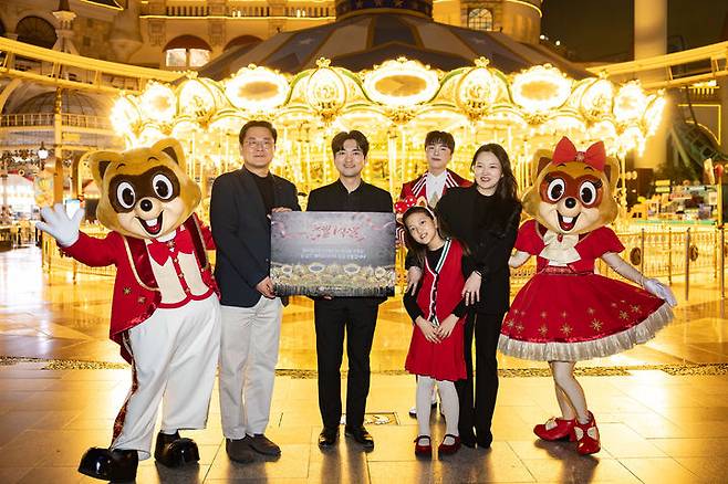 ‘포에버 모먼츠 온 화이트데이’ 행사에서 기념 촬영 중인 김경범 롯데월드 영업본부장과 당첨자 가족(왼쪽부터) (사진=롯데월드 어드벤처) *재판매 및 DB 금지