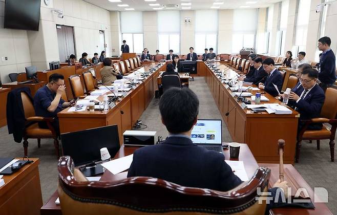 [서울=뉴시스] 조성봉 기자 = 윤건영 국회 행정안전위원회 법안심사제1소위원회 위원장이 17일 오전 서울 여의도 국회에서 열린 행정안전위원회 법안심사제1소위원회에서 의사봉을 두드리고 있다. 2026.03.17. suncho21@newsis.com