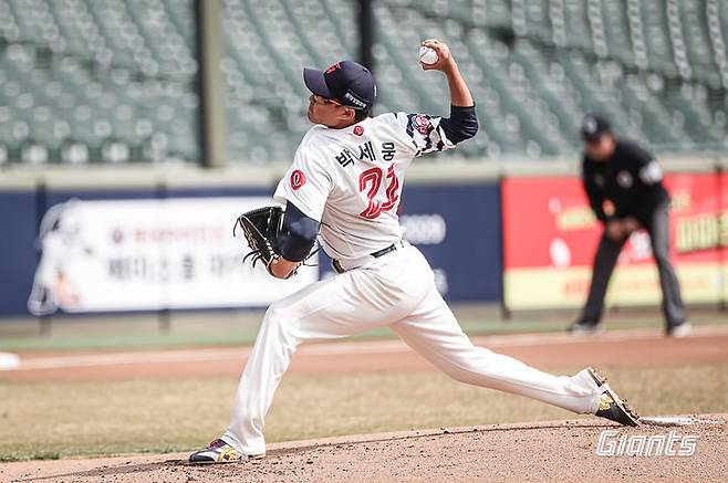 [서울=뉴시스] 프로야구 롯데 자이언츠 박세웅이 17일 부산 사직구장에서 열린 2026 신한 쏠뱅크 KBO리그 시범경기 키움 히어로즈전에 선발 등판해 공을 던지고 있다. (사진=롯데 자이언츠 제공) 2026.03.17.