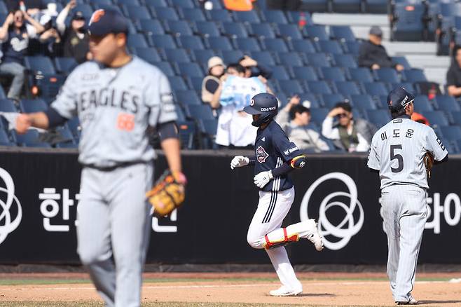 [서울=뉴시스] 프로야구 두산 베어스 박준순이 17일 대전 한화생명볼파크에서 열린 2026 신한 쏠뱅크 KBO리그 시범경기 한화 이글스전 8회 솔로홈런을 친 뒤 베이스를 돌고 있다. (사진=두산 베어스 제공) 2026.03.17. *재판매 및 DB 금지