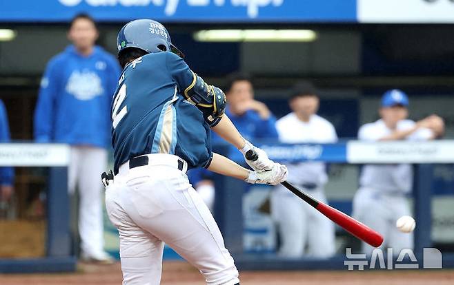 [대구=뉴시스] 이무열 기자 = 7일 대구 수성구 삼성라이온즈파크에서 열린 2025 신한 SOL 뱅크 KBO리그 와일드카드 2차전 NC 다이노스와 삼성 라이온즈의 경기, 4회초 무사 주자 없는 상황에서 NC 박민우가 안타를 치고 있다. 2025.10.07. lmy@newsis.com