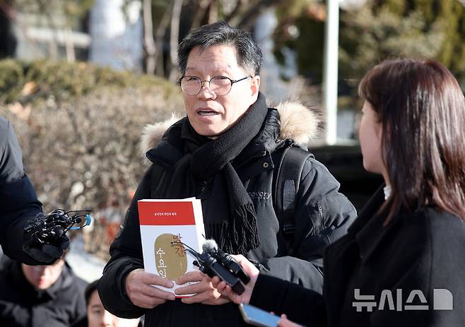 [서울=뉴시스] 김진아 기자 = 일본군 위안부 피해자를 모욕하고 허위 사실을 유포한 혐의를 받는 김병헌 위안부법폐지국민행동 대표가 3일 서울 서초경찰서에 피의자 신분으로 출석하던 중 취재진의 질문에 답하고 있다. 2026.03.17. bluesoda@newsis.com