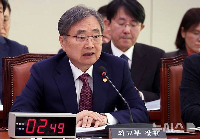 [서울=뉴시스] 조성봉 기자 = 조현 외교부 장관이 17일 오전 서울 여의도 국회에서 열린 외교통일위원회 전체회의에서 의원 질의에 답변하고 있다. 2026.03.17. suncho21@newsis.com