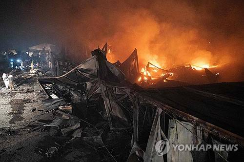 파키스탄 공습에 불타는 아프간 카불 병원 [AFP=연합뉴스 자료사진 제공]