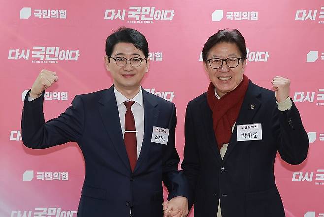 6·3 지방선거 부산시장에 도전하는 박형준 부산시장(오른쪽)과 국민의힘 주진우 의원. 연합뉴스