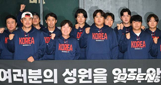 [OSEN=인천공항, 조은정 기자]월드베이스볼클래식(WBC)에 출전한 한국&nbsp;대표팀이 16일 인천국제공항을 통해 마이애미에서 귀국했다.한국은 C조 조별리그에서 일본, 대만, 호주, 체코 상대로 2승 2패(조 2위)를 거두며 2009년 이후 17년 만에 8강 진출에 성공했다. 그러나 도미니카공화국과의 8강전에서 0-10 7회 콜드게임 끝내기 패배로 대회를 마무리했다.류지현 감독, 노경은, 류현진, 문보경을 비롯한 야구대표팀이 포즈를 취하고 있다. 2026.03.16 /cej@osen.co.kr