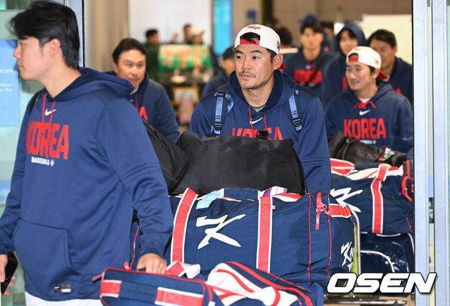 [OSEN=인천공항, 조은정 기자]월드베이스볼클래식(WBC)에 출전한 한국&nbsp;대표팀이 16일 인천국제공항을 통해 마이애미에서 귀국했다. 야구 대표팀 노경은이 입국장을 나서고 있다. 2026.03.16 /cej@osen.co.kr