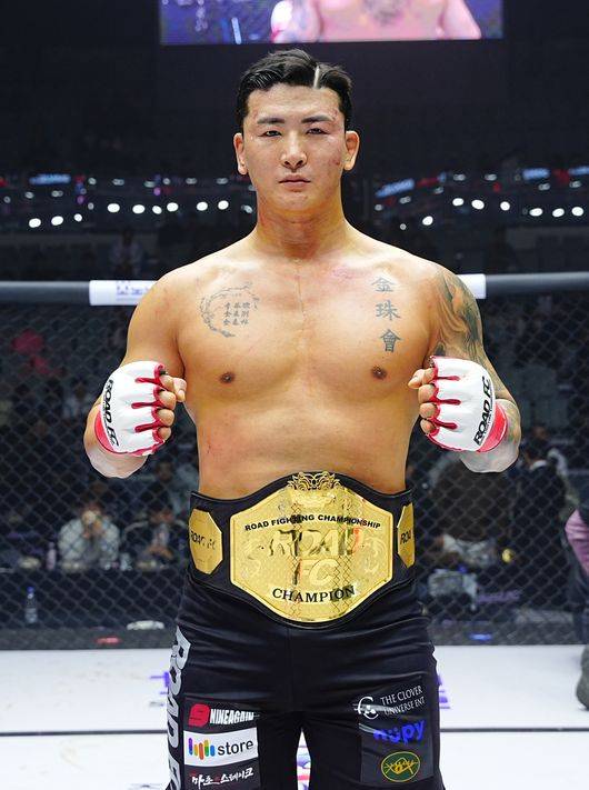 ‘로드FC&nbsp;두 체급 챔피언’&nbsp;김태인(33,&nbsp;로드FC&nbsp;김태인짐)이 부상을 이겨내고 타이틀 방어에 성공했다. / 로드FC
