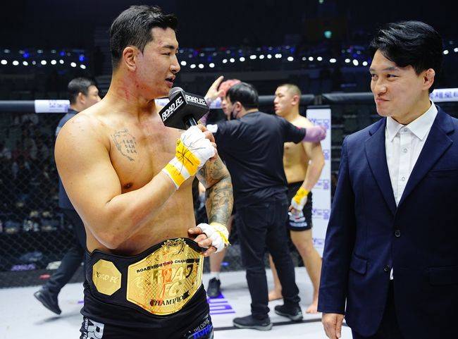‘로드FC&nbsp;두 체급 챔피언’&nbsp;김태인(33,&nbsp;로드FC&nbsp;김태인짐)이 부상을 이겨내고 타이틀 방어에 성공했다. / 로드FC
