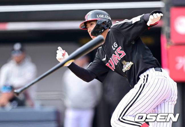 [OSEN=수원, 최규한 기자] 16일 경기도 수원 KT위즈파크에서 ‘2026 신한 SOL KBO리그’ 시범경기 KT 위즈와 LG 트윈스의 경기가 열린다.홈팀 KT는 권성준, 방문팀 LG는 라클란 웰스를 선발 투수로 내세웠다.2회초 무사 1루 상황 LG 추세현이 왼쪽 2루타를 날리고 있다. 2026.03.16 / dreamer@osen.co.kr