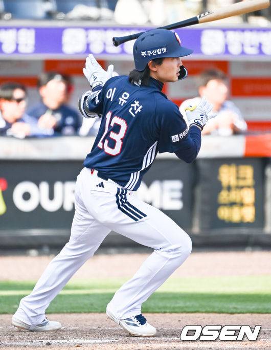 [OSEN=대전, 박준형 기자] 17일 오후 대전 한화생명볼파크에서 2026 신한 SOL KBO 리그 시범경기 한화 이글스와 두산 베어스의 경기가 진행됐다.전날 경기에서는 두산이 한화를 상대로 8-4 승리를 거뒀다.9회초 2사 두산 이유찬이 3루타를 날리고 있다   2026.03.17 / soul1014@osen.co.kr
