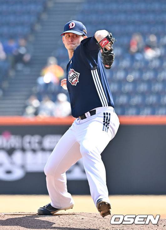 [OSEN=대전, 박준형 기자] 17일 오후 한화생명볼파크에서 2026 신한 SOL KBO 리그 시범경기 한화 이글스와 두산 베어스의 경기가 진행됐다.전날 경기에서는 두산이 한화를 상대로 8-4 승리를 거뒀다.1회말 두산 선발투수 플렉센이 역투하고 있다.     2026.03.17 / soul1014@osen.co.kr