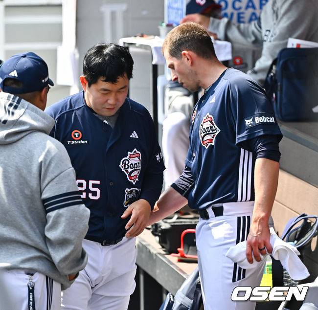 [OSEN=대전, 박준형 기자] 17일 오후 한화생명볼파크에서 2026 신한 SOL KBO 리그 시범경기 한화 이글스와 두산 베어스의 경기가 진행됐다.전날 경기에서는 두산이 한화를 상대로 8-4 승리를 거뒀다.1회말 이닝종료 후 두산 양의지 포수와 플렉센이 이야기를 나누고 있다.   2026.03.17 / soul1014@osen.co.kr