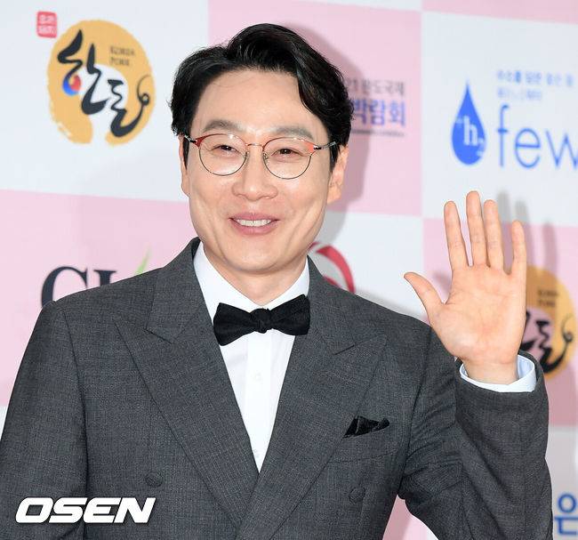 [OSEN=조은정 기자]3일 오후 서울 광진구 그랜드 워커힐 서울에서 제 56회 대종상 영화제(2020) 레드카펫 행사가 열렸다.방송인 이휘재가 포즈를 취하며 레드카펫을 밟고 있다. /cej@osen.co.kr