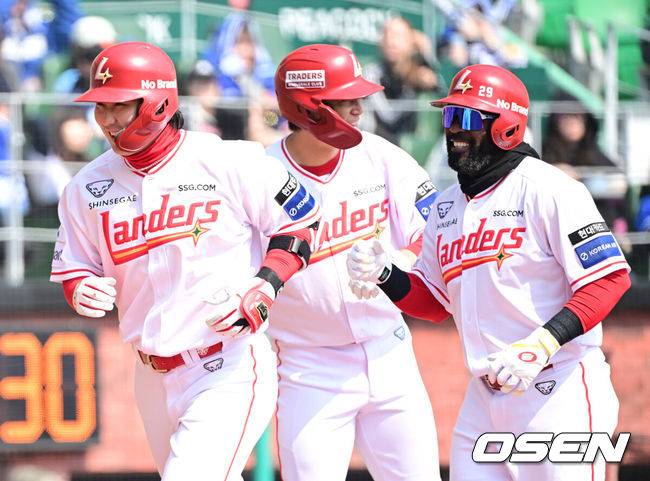 [OSEN=인천, 최규한 기자] 17일 인천 SSG랜더스필드에서 ‘2026 신한 SOL KBO리그’ 시범경기 SSG 랜더스와 삼성 라이온즈의 경기가 열렸다.홈팀 SSG는 앤서니 베니지아노, 방문팀 삼성은 이승민을 선발로 내세웠다.1회말 1사 1루 상황 SSG 최정이 선제 좌중간 투런포를 날리고 홈을 밟은 뒤 김재환-에레디아와 기뻐하고 있다. 2026.03.17 / dreamer@osen.co.kr