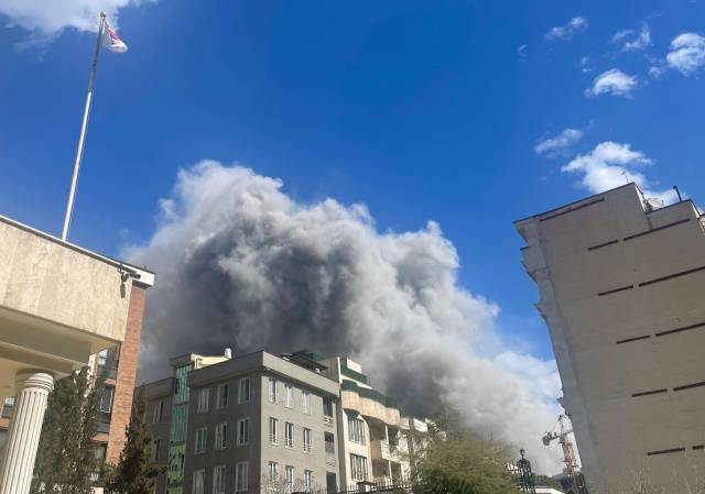 ▲지난 1일(현지시간) 이란 테헤란의 주이란한국대사관 인근에서 폭격으로 연기가 피어오르고 있다. ⓒ연합뉴스