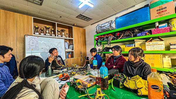 지난해 12월 원정대 첫 준비 모임이 동아대산악회 OB회관에서 열렸다.