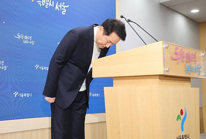 오세훈 서울시장이 17일 서울시청 브리핑룸에서 기자회견을 열고 6·3 지방선거 공천 신청과 관련해 입장을 밝힌 뒤 인사하고 있다. 오 시장은 국민의힘에 '절윤(윤석열 전 대통령과의 절연) 결의문'에 이어 '윤 어게인 청산'을 위한 실질적인 후속 조치를 요구하면서 6·3 지방선거 공천 신청을 미뤄왔다. 연합뉴스