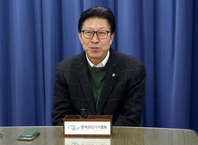 박형준 부산시장이 16일 부산시청 기자실에서 긴급 기자회견을 열고 국민의힘 중앙당 공관위의 부산시장 공천 배제설과 관련해 입장을 밝히고 있다. 뉴스1