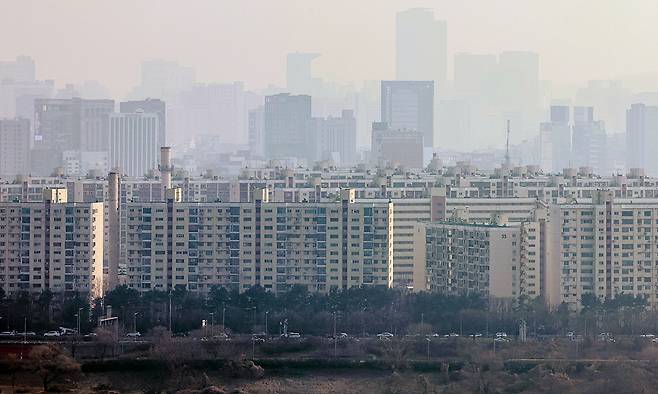 17일 국토교통부가 발표한 1월 1일 기준 공동주택 약 1585만 가구의 공시가격 올해 전국 평균 상승률은 9.16%로 2022년(17.20%) 이후 가장 높은 수준을 기록했다. 특히 서울은 18.67% 급등하며 전국 시도 중 유일하게 평균을 크게 웃돌았다. 서울 전체 상승률중 강남 3구(서초·강남·송파) 한강벨트 지역이 공시가 상승률 24.7%로 특히 성동구는 29.04% 폭등하며 서울 내 최고 상승률을 기록했다. 이어 강남(26.05%), 송파(25.49%), 양천(24.08%), 용산(23.63%) 등이 20%를 넘겼다. 사진은 이날 강남구 아파트 단지의 모습. 뉴스1