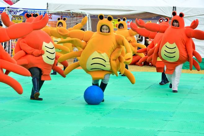 2025년 제28회 영덕대게축제 대게탈 축구 체험 프로그램.