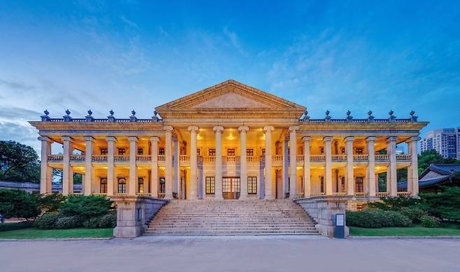 덕수궁 석조전 모습. 대한제국 시기 서양식 건물로 한국에서 가장 오래된 신고전주의 양식의 석조 건물이다.  궁능유적본부 제공