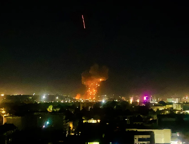 16일(현지시간) 밤 9시쯤 파키스탄군이 아프가니스탄 수도 카불에 있는 병상 2000개 규모의 재활병원을 폭격해 대규모 화재가 발생했다. 게티이미지/멀티비츠