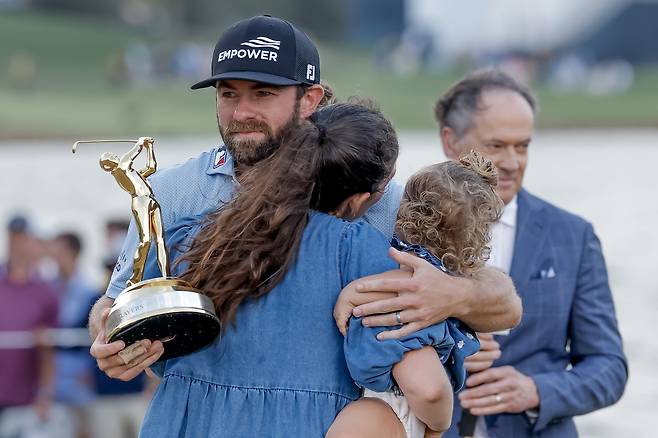 캐머런 영(왼쪽)이 15일(현지 시간) 미국 플로리다주 폰테베드라비치의 TPC 소그래스 더플레이어스 스타디움코스에 끝난 PGA 투어 플레이어스 챔피언십에서 우승을 차지한 후 아내, 아이들과 끌어안고 기쁨을 나누고 있다. EPA연합뉴스