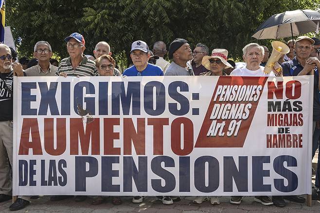 이달 12일(현지 시간) 베네수엘라 마라카이보에 있는 노동부 청사 앞에서 정부에 임금 인상을 요구하는 시위가 열리고 있다. EPA연합뉴스