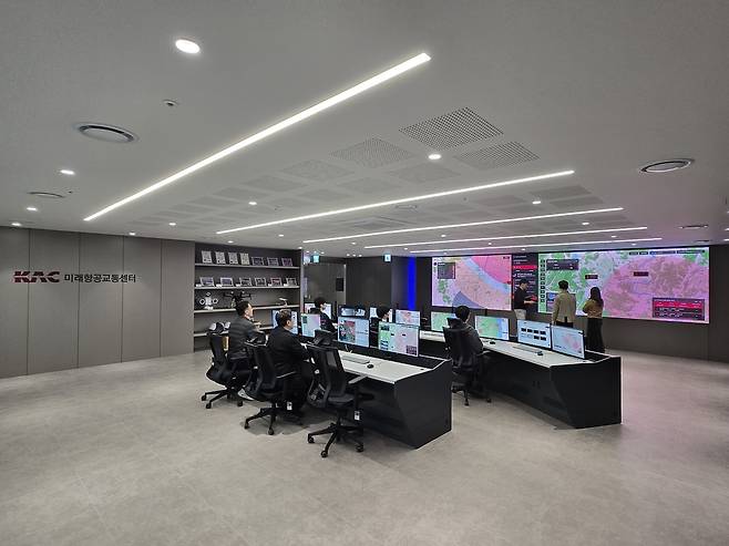 한국공항공사 미래항공교통센터에서 공사가 자체개발한 ‘KAC 드론교통관리(UTM) 시스템’을 설명하고 있다. 사진 제공=한국공항공사