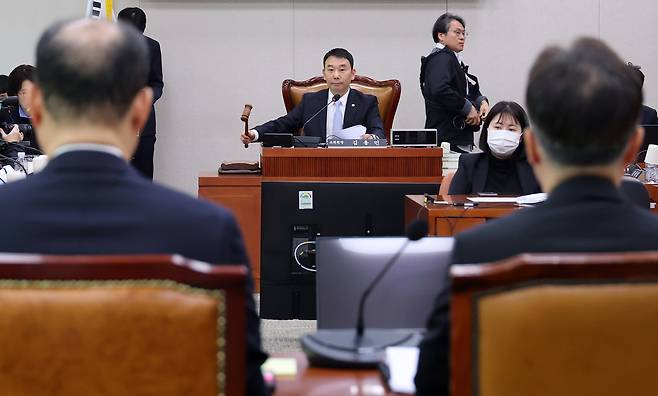 김용민 소위원장이 17일 국회에서 열린 법제사법위원회 법안심사1소위원회에서 안건을 상정하고 있다.연합뉴스