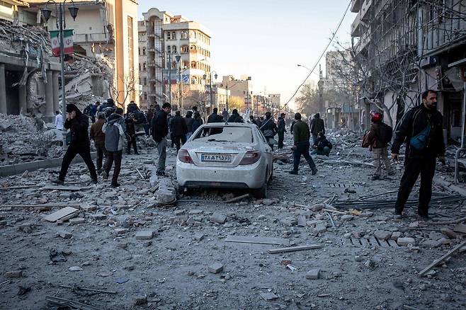 3월3일(현지 시각), 테헤란이 폭격당한 뒤 시민들이 희생자들을 찾고 있다. ⓒAFP PHOTO