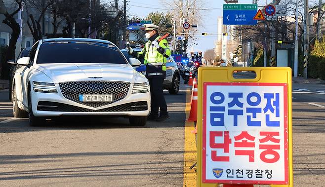 작년 12월11일 인천 중구 월미도 인근 도로에서 경찰이 연말연시 음주운전 집중단속을 하고 있다. 기사 내용과 무관한 사진 ⓒ연합뉴스