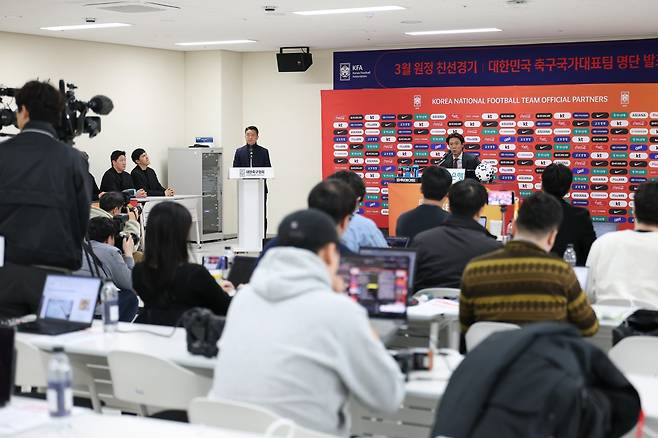 홍명보 축구국가대표팀 감독(뒤)이 16일 천안 코리아풋볼파크서 열린 3월 A매치 명단 발표 기자회견서 취재진의 질문에 응답하고 있다. 사진제공│대한축구협회