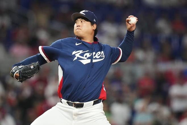 야구 대표팀 류현진이 14일(한국시간) 미국 플로리다주 마이애미 론디포파크서 열린 제6회 월드베이스볼클래식(WBC) 도미니카공화국과 8강전에서 힘차게 공을 던지고 있다. 마이애미|AP뉴시스