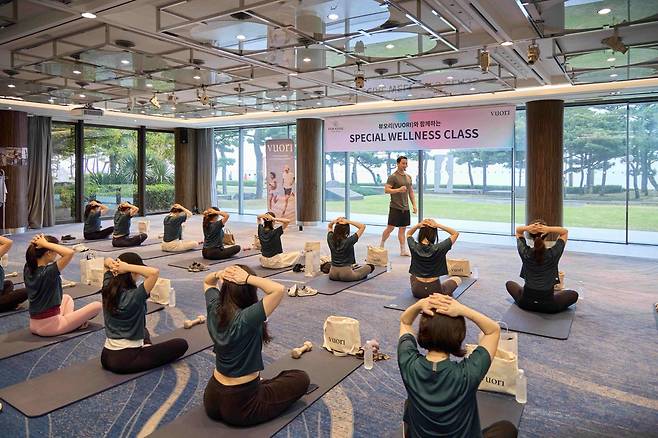 지난해 3월 파라다이스 호텔 부산에서 뷰오리 협업 스페셜 웰니스 클래스가 진행되는 모습
