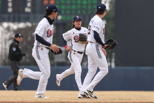 두산은 이번 시즌을 앞두고 FA로 이적한 유격수 박찬호(가운데)가 중심을 잡으면서 내야가 한층 강해졌음을 체감하고 있다. 사진제공｜두산 베어스