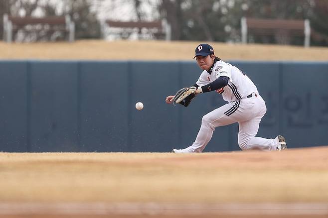 두산은 이번 시즌을 앞두고 FA로 이적한&nbsp;유격수&nbsp;박찬호(가운데)가 중심을 잡으면서&nbsp;내야가 한층 강해졌음을 체감하고 있다. 사진제공｜두산 베어스