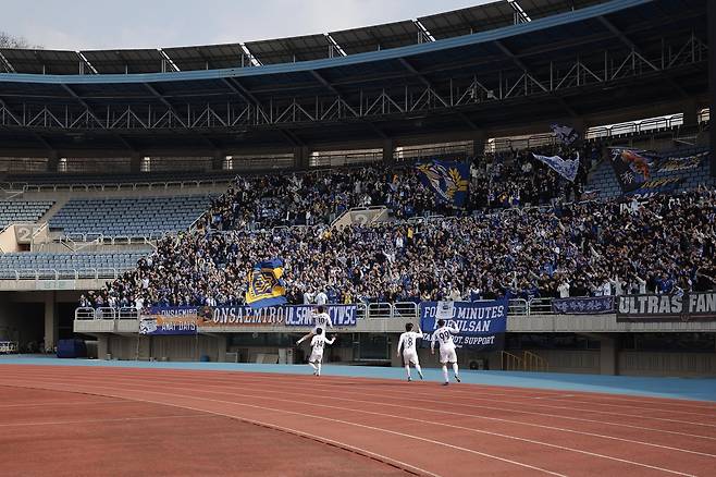 인하대&nbsp;이재우 교수팀이 발표한 ‘물리학적 패스 네트워크 분석 모델’은 현대 축구의 핵심인 데이터 사이언스를 한 단계 진화시킬 강력한 도구로 주목받고 있다. 스포츠동아 DB