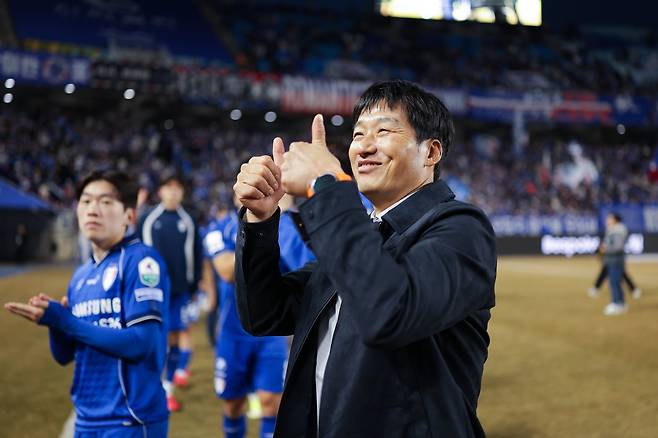 수원 삼성은 올 시즌 부임한 이정효 감독(앞)의 지도 하에 견고한 방패를 장착해 K리그1 승격 레이스 초반부터 좋은 모습을 보이고 있다. 사진제공│한국프로축구연맹