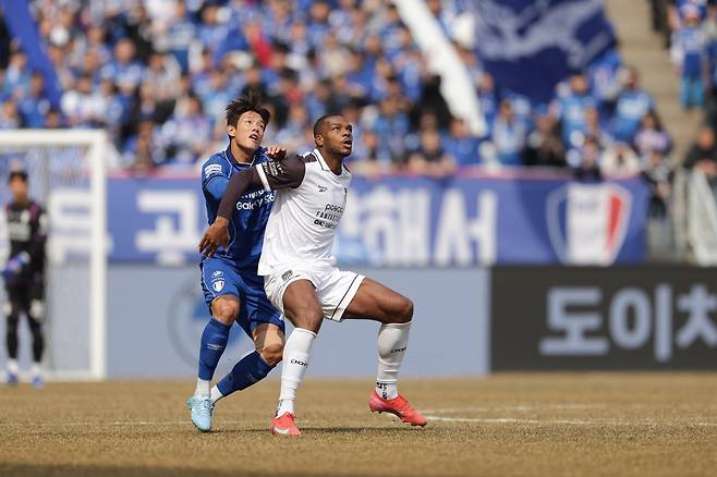 수원 삼성은 올 시즌 부임한 이정효 감독의 지도력과 베테랑 센터백 홍정호(뒤)-송주훈의 가세에 힘입어 K리그1 승격 레이스 초반부터 좋은 모습을 보이고 있다. 사진제공│한국프로축구연맹