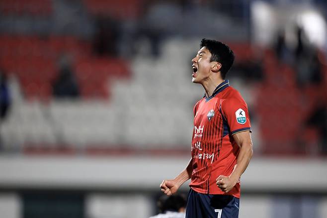 김천 고재현이 17일 김천종합운동장서 열린 광주와 홈경기서 후반 52분 극장 동점골을 터트린 뒤 포효하고 있다. 사진제공│한국프로축구연맹