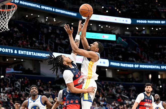 디앤서니 멜튼이 17일 미국 워싱턴 D.C의 캐피털 원 아레나에서 열린 워싱턴 위저즈와 2025~2026 미국프로농구 정규리그 원정 경기에서 슛하고 있다. 워싱턴 | AFP연합뉴스