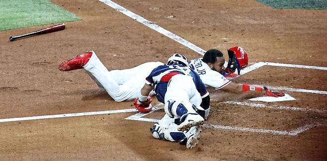 지난 14일 미국 플로리다주 마이애미 론디포파크에서 열린 WBC 대한민국과 도미니카공화국의 8강전에서 2회말 주니어 카메네로의 좌익선상 안타에 1루주자 게레로가 홈까지 쇄도해 세이프되고 있다.  연합뉴스